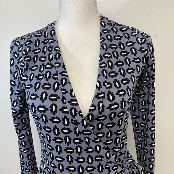 Ann Taylor Wrap Dress Blue Print Long Sleeve Knee Length 2P  Business Casual - Picture 2 of 7